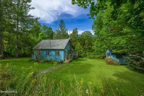 3 Mahkeenac Hts, Stockbridge, MA 01262