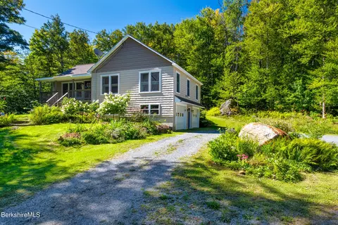 238 Bergabhang Dr, Stamford, VT 05352