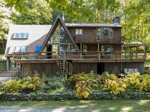 6 Fisher Ln, Great Barrington, MA 01230