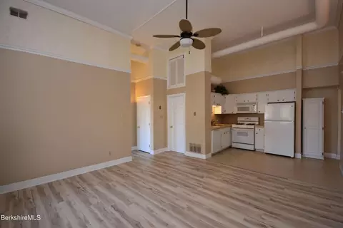81 Dartmouth St #201, Pittsfield, MA 01201