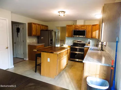 190 E Center St, Lee, MA 01238 photo 6