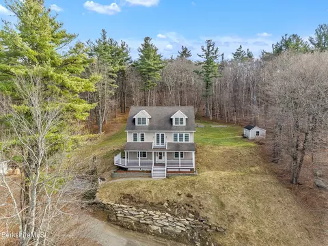 7 Ash Ln, Peru, MA 01235