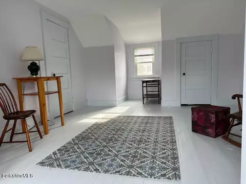 86 Everett St, Easthampton, MA 01027