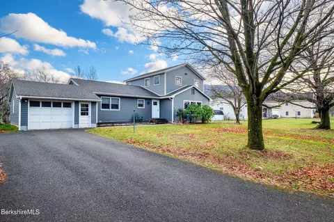 104 Candlewood Dr, Williamstown, MA 01267