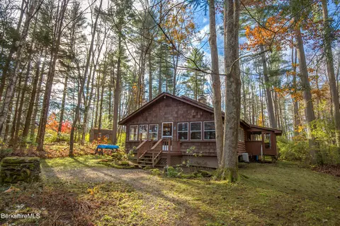 7 Birch Ln, Stockbridge, MA 01262