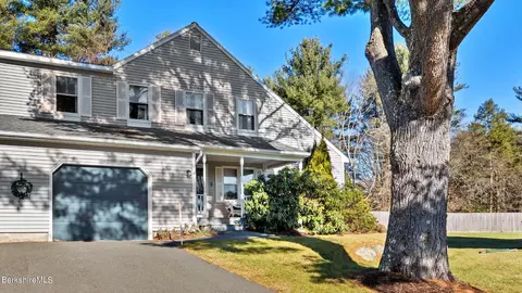10 Applewood Ln #10, Pittsfield, MA 01201