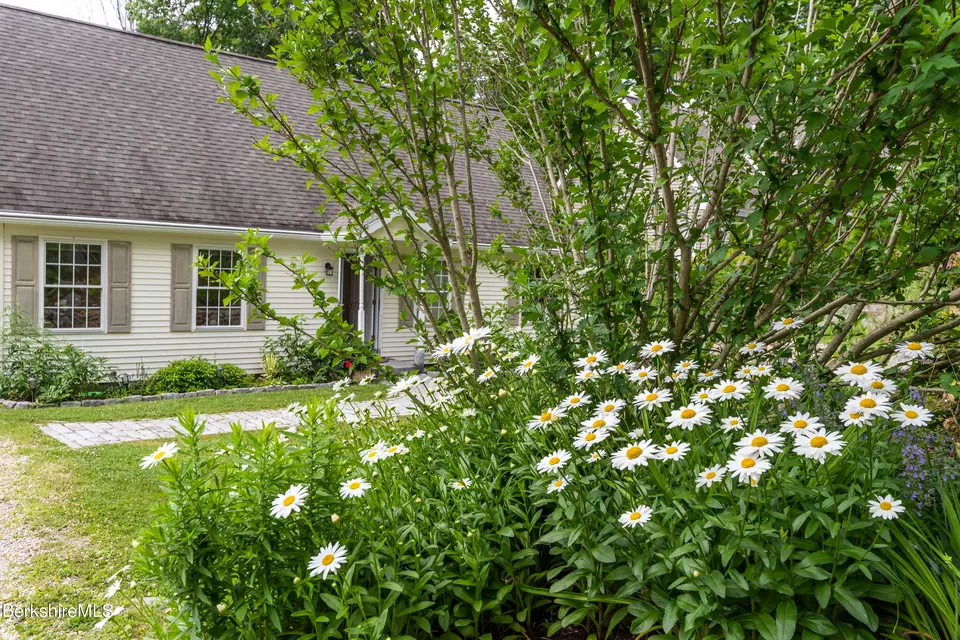 15 Alma St, Pittsfield, MA 01201 35 Photos Movoto