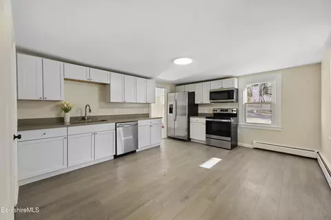 95 E Center St, Lee, MA 01238 photo 10