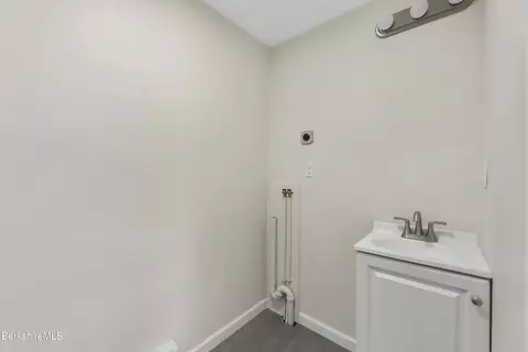 95 E Center St, Lee, MA 01238 photo 16