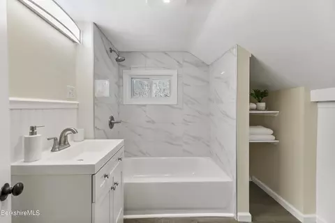 95 E Center St, Lee, MA 01238 photo 24