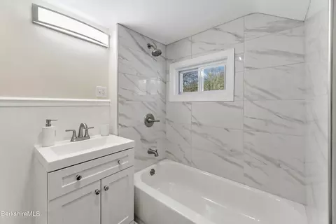 95 E Center St, Lee, MA 01238 photo 25