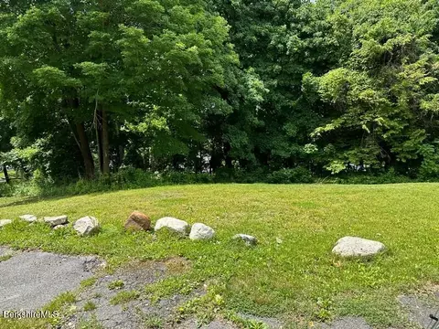 33 Circular Ave, Pittsfield, MA 01201 photo 3
