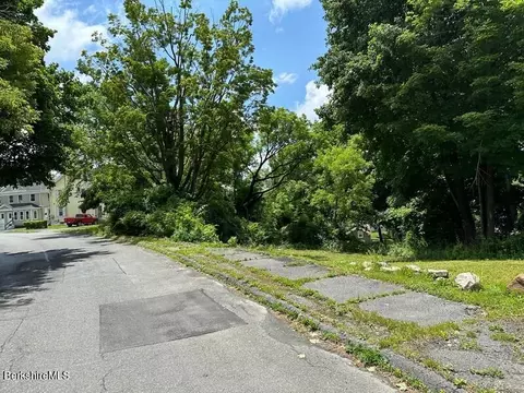 33 Circular Ave, Pittsfield, MA 01201 photo 2