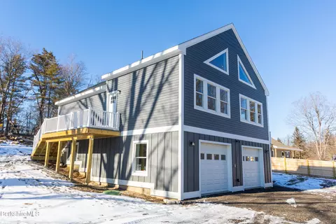 14 Iroquois St, Lanesborough, MA 01237