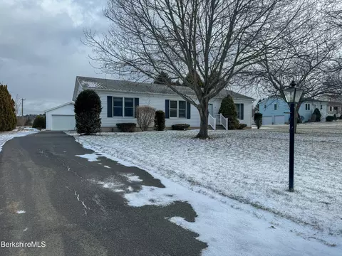 5 Faucett Ln, Pittsfield, MA 01201