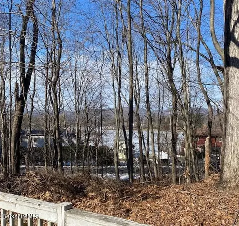 33 Lakewood Dr, Pittsfield, MA 01201