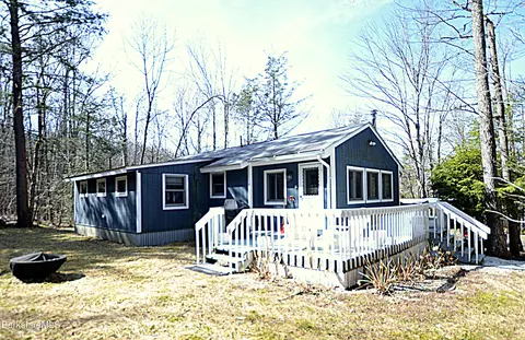 413 Sherwood Dr, Becket, MA 01223
