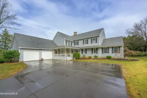 9 Gaston Dr, Pittsfield, MA 01201
