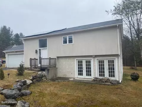 20 Cobblestone Cv, Pittsfield, MA 01201