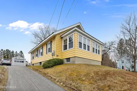 30 Mohegan St, Pittsfield, MA 01201