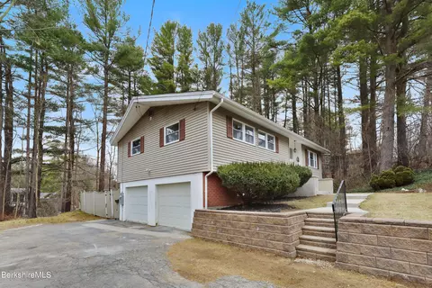 100 Roselyn Dr, Pittsfield, MA 01201