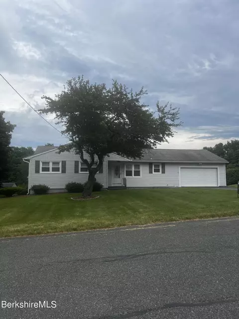 15 Unkamet Park Dr, Pittsfield, MA 01201