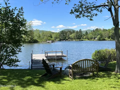 595 Lakeway Dr, Pittsfield, MA 01201