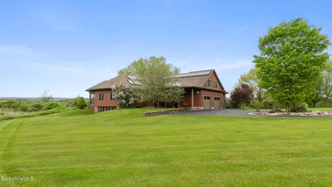 9 Round Hill Rd, Great Barrington, MA 01230