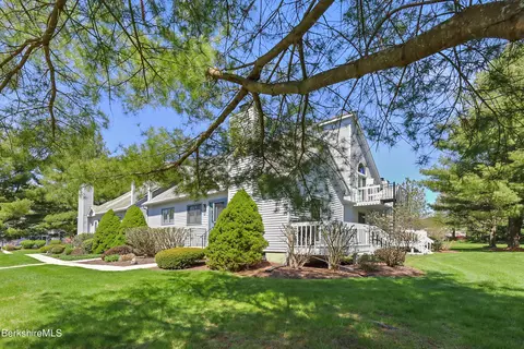 C6 Pondview Dr, Pittsfield, MA 01201