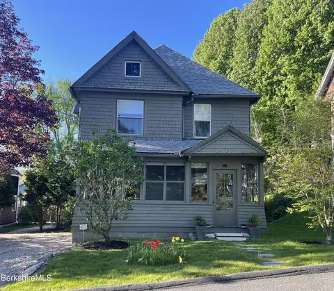 15 Higgins St, Great Barrington, MA 01230