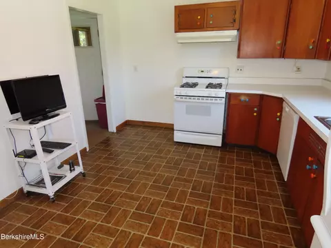 Kitchen - 123 Mohawk Trl, Florida, MA 01247 photo 2 of 5