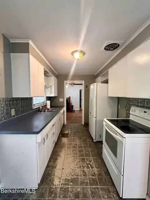 325 Laurel St, Lee, MA 01238 photo 8