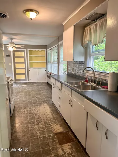 325 Laurel St, Lee, MA 01238 photo 9