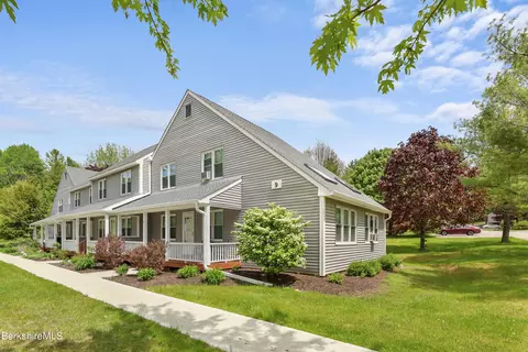 880 East St #9D, Lee, MA 01238
