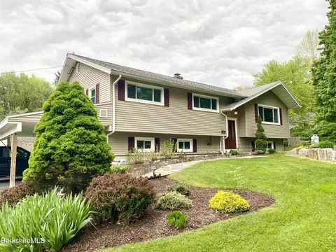 4 Devonshire Dr, Cheshire, MA 01225