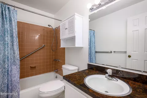 Bath - 29 Thistle Path, Williamstown, MA 01267 photo 1 of 2