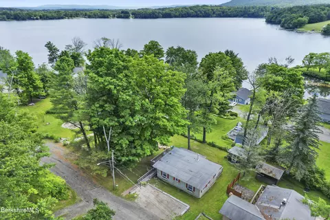 100 Chestnut Rd, Richmond, MA 01254