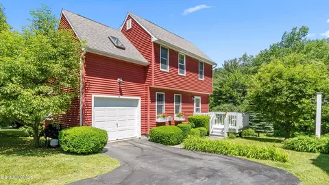 8 Cobblestone Cv, Pittsfield, MA 01201