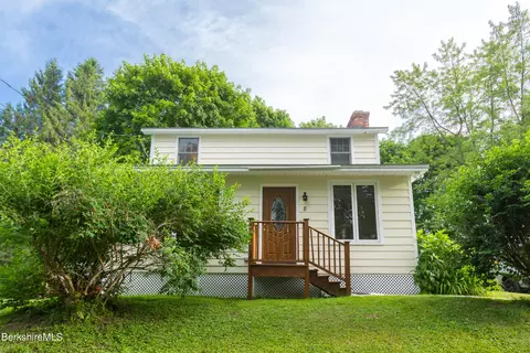 8 Berkshire Ave, Pittsfield, MA 01201