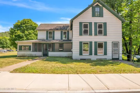 104 Main St, Charlemont, MA 01339