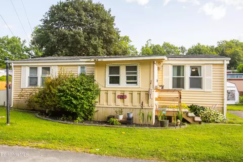16 Lakewood Dr, Pittsfield, MA 01201