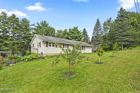 19 Skyview Dr, Pittsfield, MA 01201