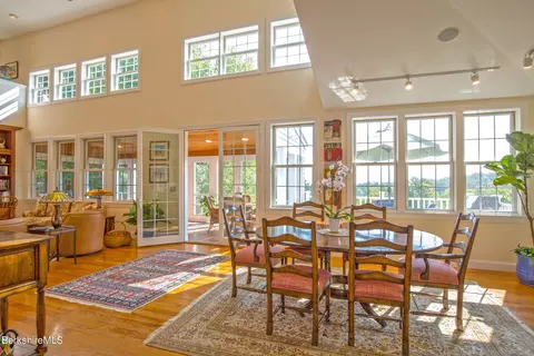 9 Blossom Hl, Lenox, MA 01240