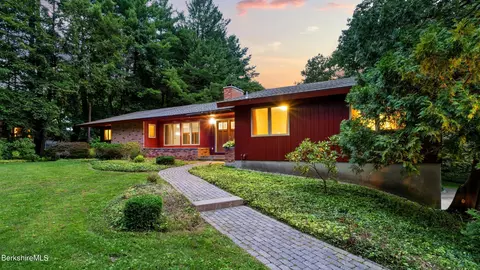 37 Gravesleigh Ter, Pittsfield, MA 01201