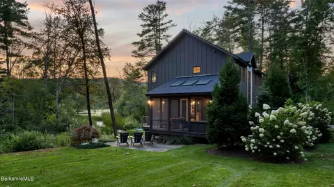 1 Lakeview Dr, Stockbridge, MA 01262