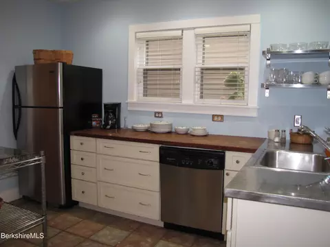 175-177 Laurel St, Lee, MA 01238 photo 8