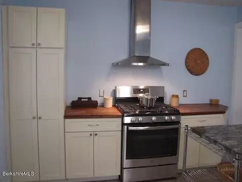 175-177 Laurel St, Lee, MA 01238 photo 9