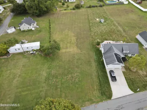 6 Washington Sq, West Stockbridge, MA 01266