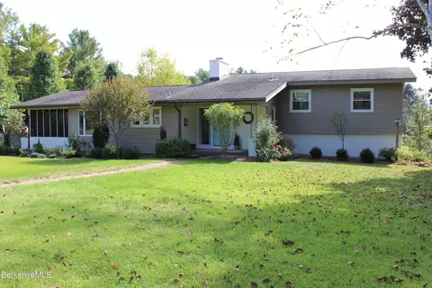 4 Loumar Dr, Pittsfield, MA 01201