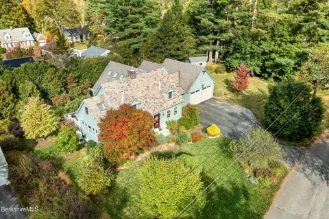 31 Berkshire Dr, Williamstown, MA 01267